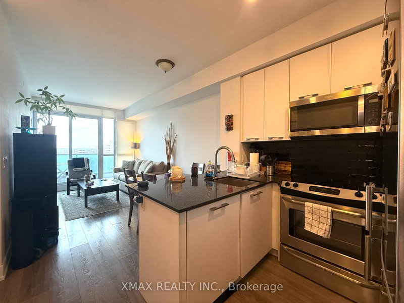 808 - 9471 Yonge St, Richmond Hill, L4C 0Z5 | Image 2