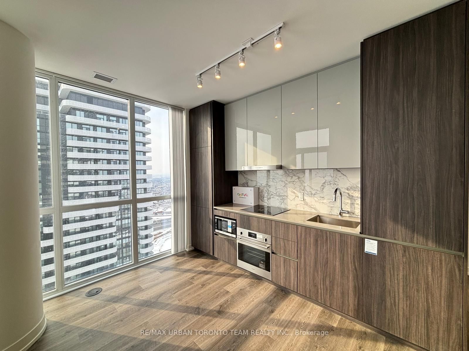 8 Interchange Way, Unit 6012 - Photo 4