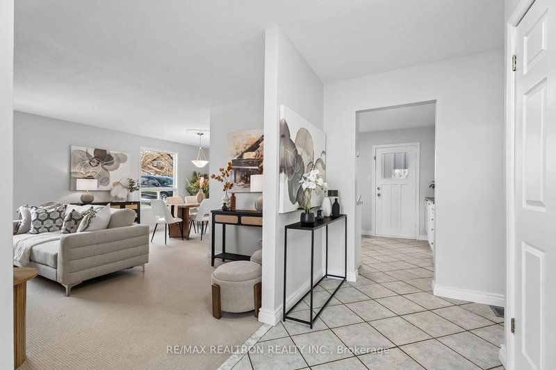 968 Jacarandah Dr, Newmarket, L3Y 5K5 | Image 2