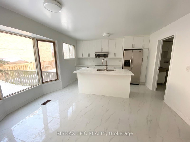 94 Pinewood Dr, Vaughan, L4J 5P6 | Image 3