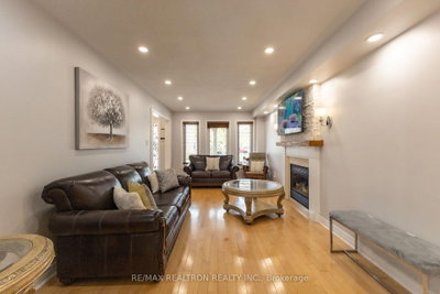 21 Watkins Glen Crescent • Aurora, ON photo 4
