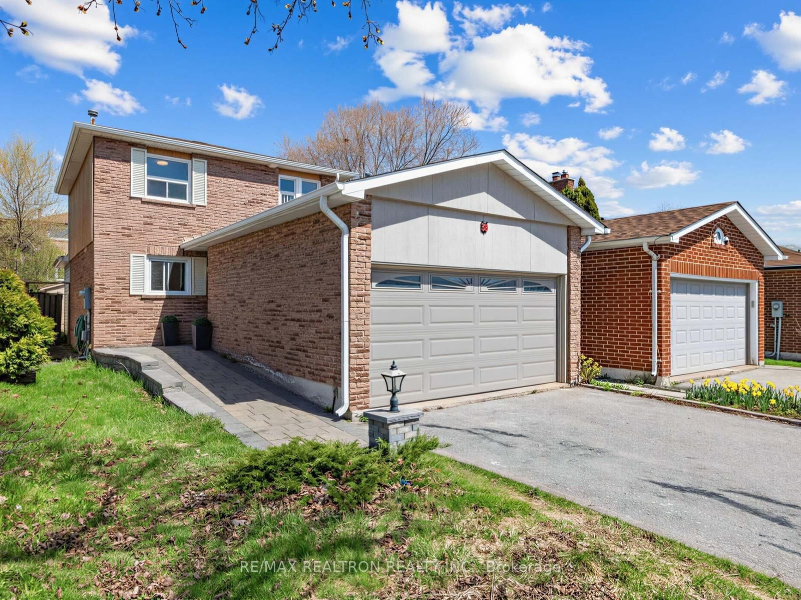 Detached House for sale at 38 Gray Crescent, Richmond Hill, Ontario, L4C 5V5 - North Richvale - MLS: N13052082