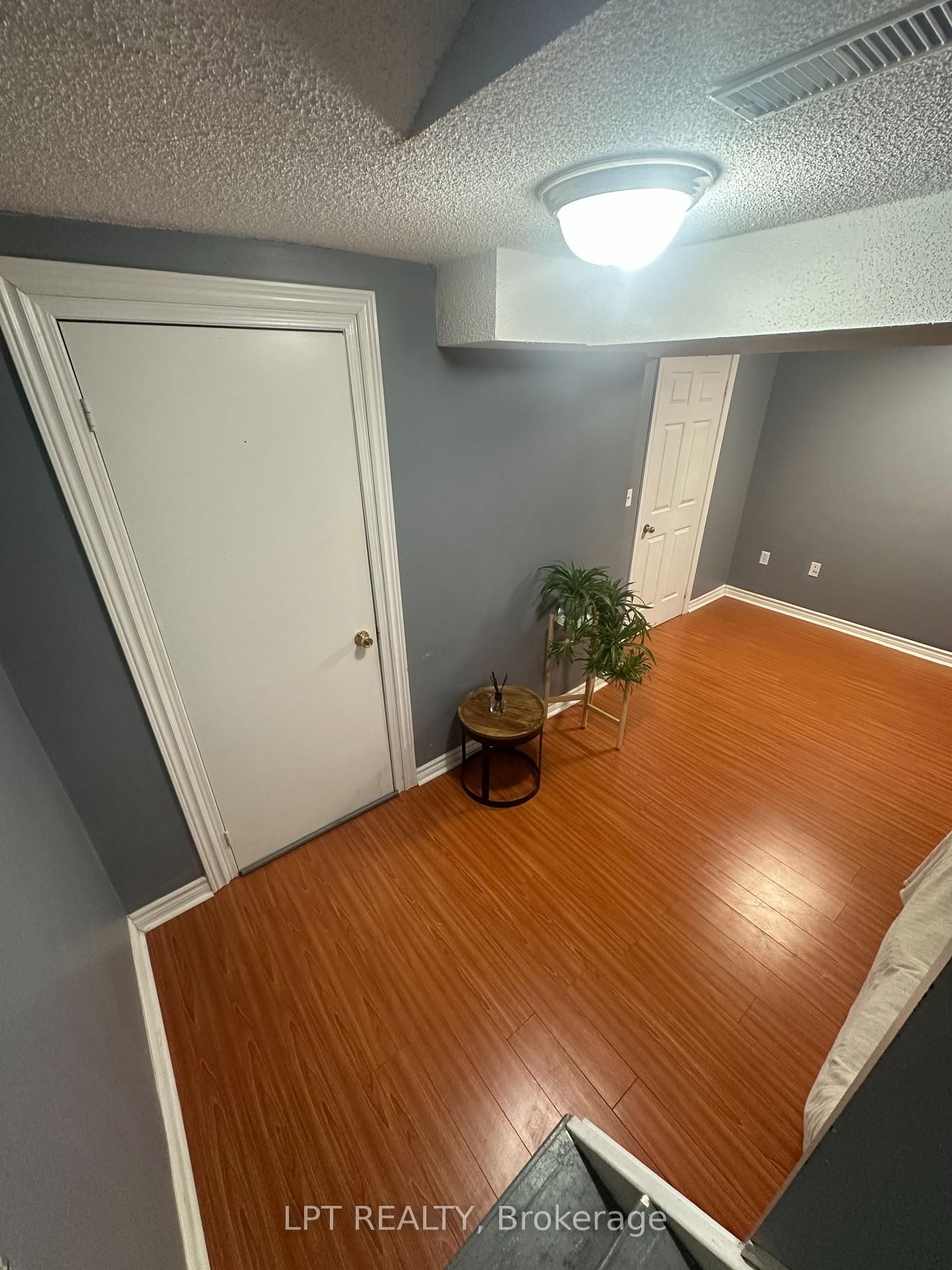 33 Kenborough Court, Unit Bsmt - Photo 10