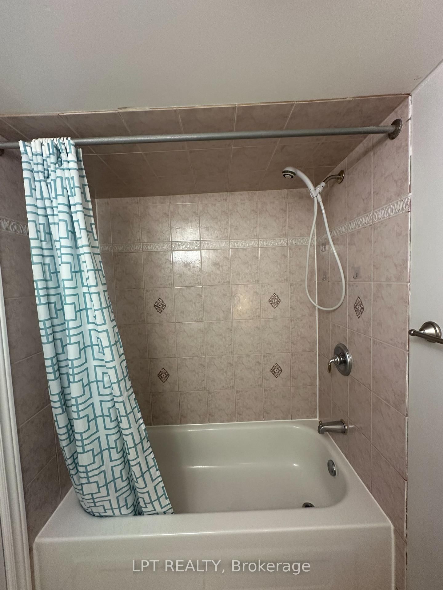 33 Kenborough Court, Unit Bsmt - Photo 12