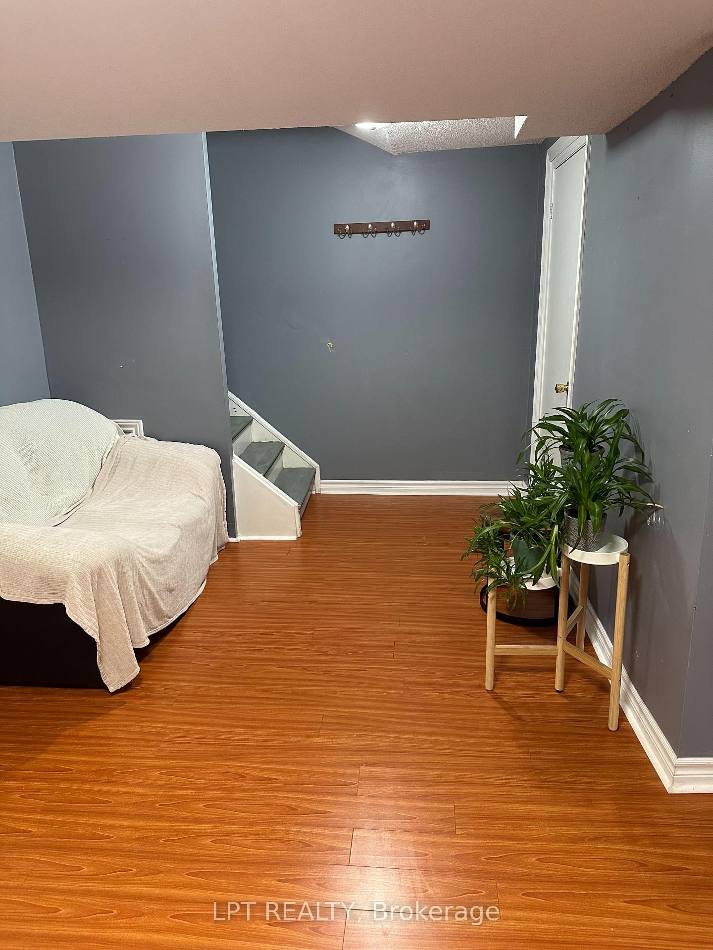 33 Kenborough Court, Unit Bsmt - Photo 2