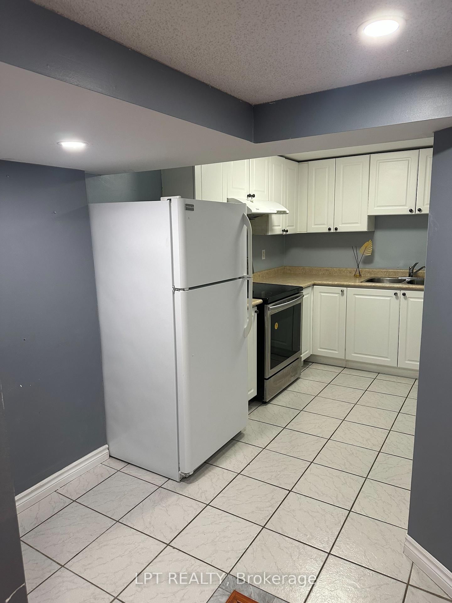 33 Kenborough Court, Unit Bsmt - Photo 4