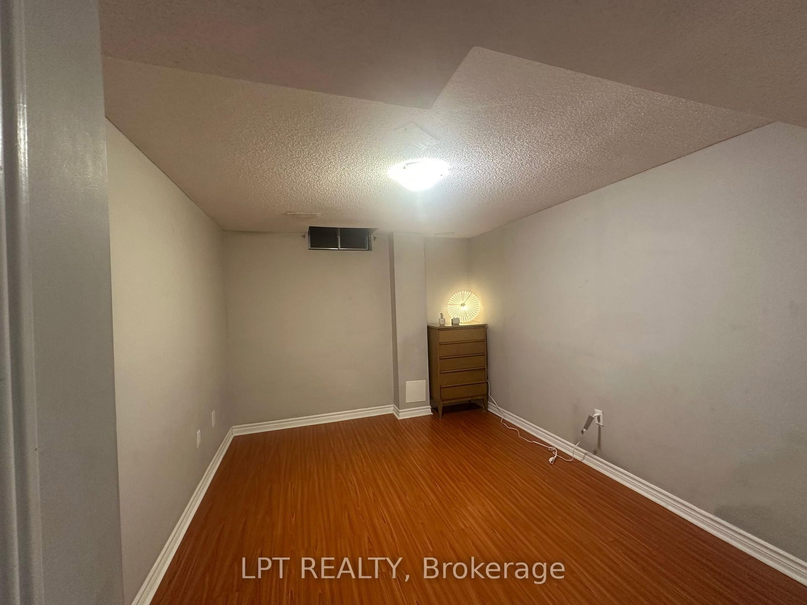 33 Kenborough Court, Unit Bsmt - Photo 9