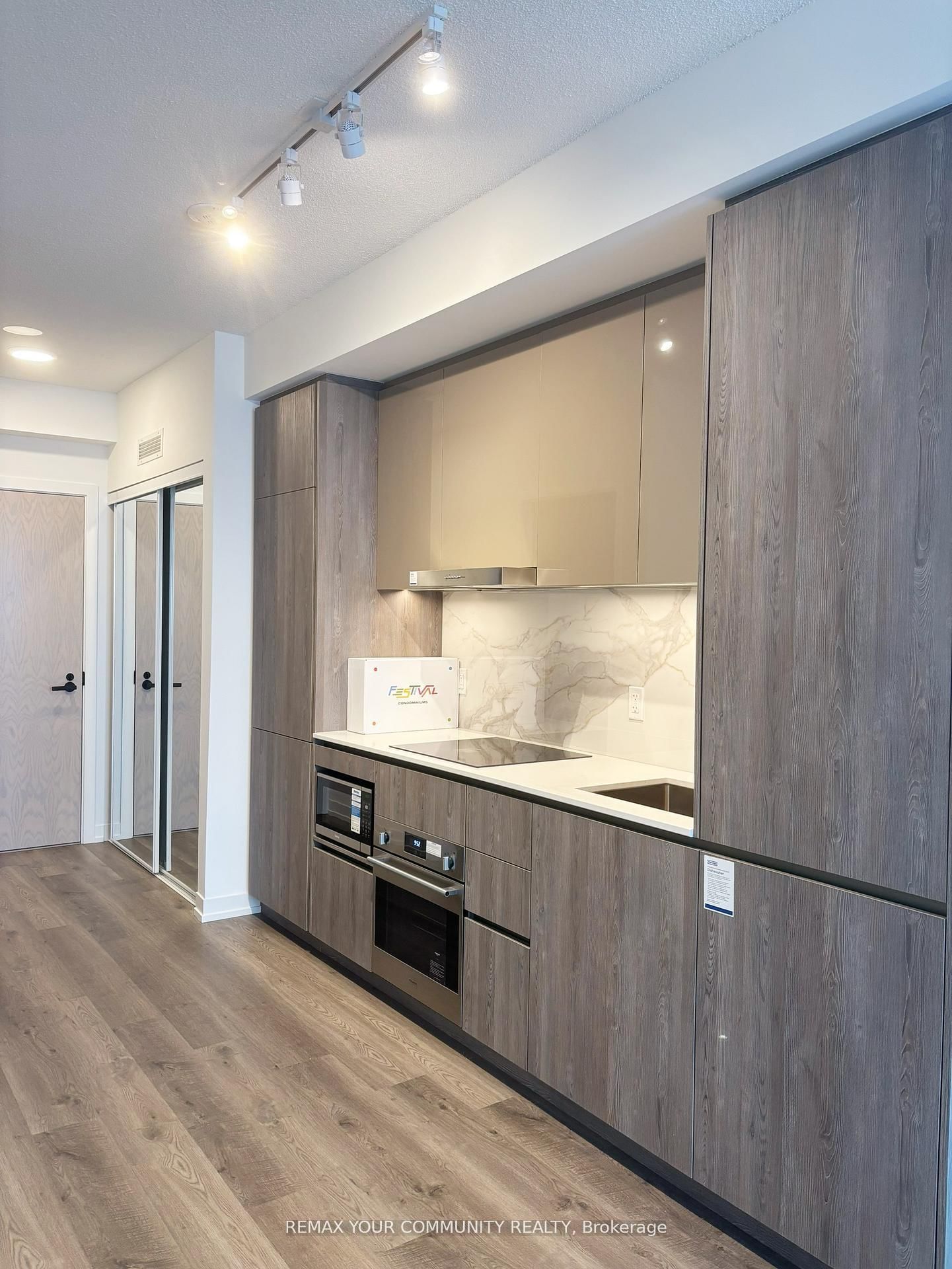8 Interchange Way, Unit 4211 - Photo 4