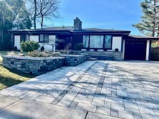 Detached House for sale at 54 Leisure Lane, Richmond Hill, Ontario, L4C 4X1 - Mill Pond - MLS: N13056922