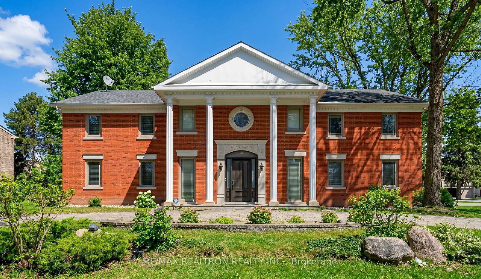 Detached House for sale at 17 Old English Lane, Markham, Ontario, L3T 2V1 - Bayview Glen - MLS: N13058166