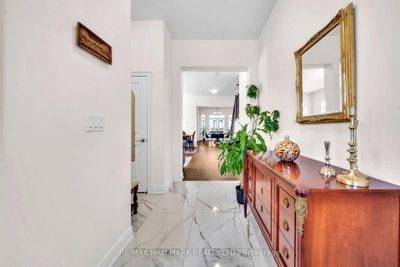 77 Terrain Court • East Gwillimbury, ON photo 2