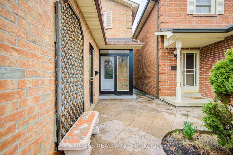 61 Trothen Circ, Markham, L3P 4H3 | Image 2