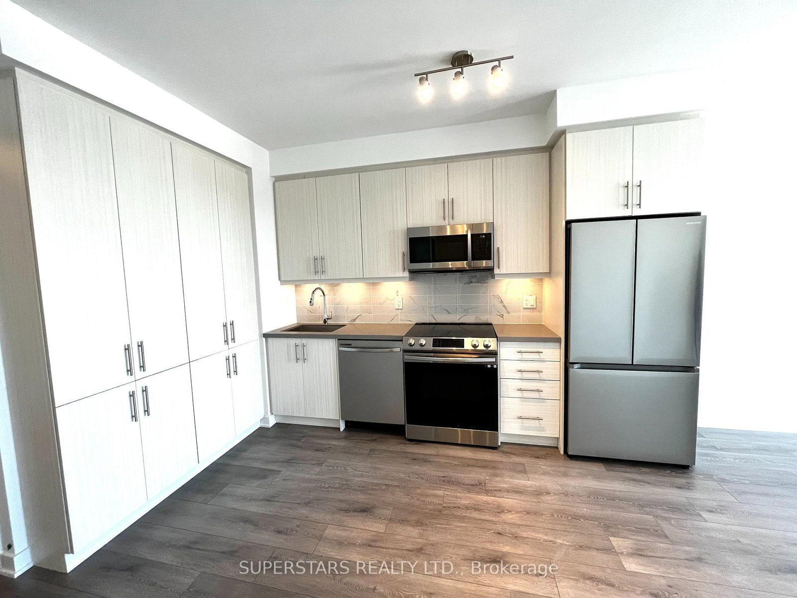 95 Oneida Crescent, Unit 802 - Photo 3