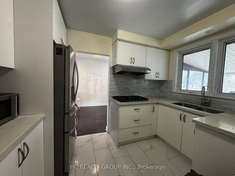 Abv Gnd - 83 Sussex Ave, Richmond Hill, L4C 2E8 | Image 3