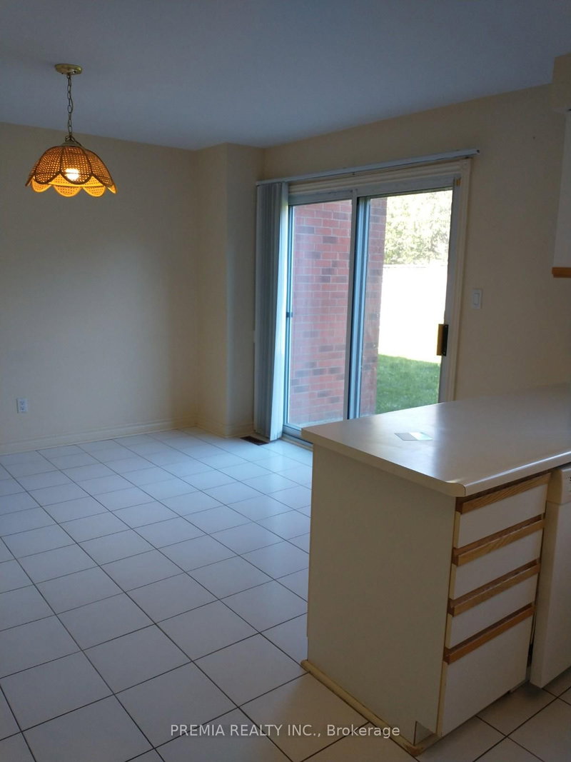 131 Strathearn Ave photo 5