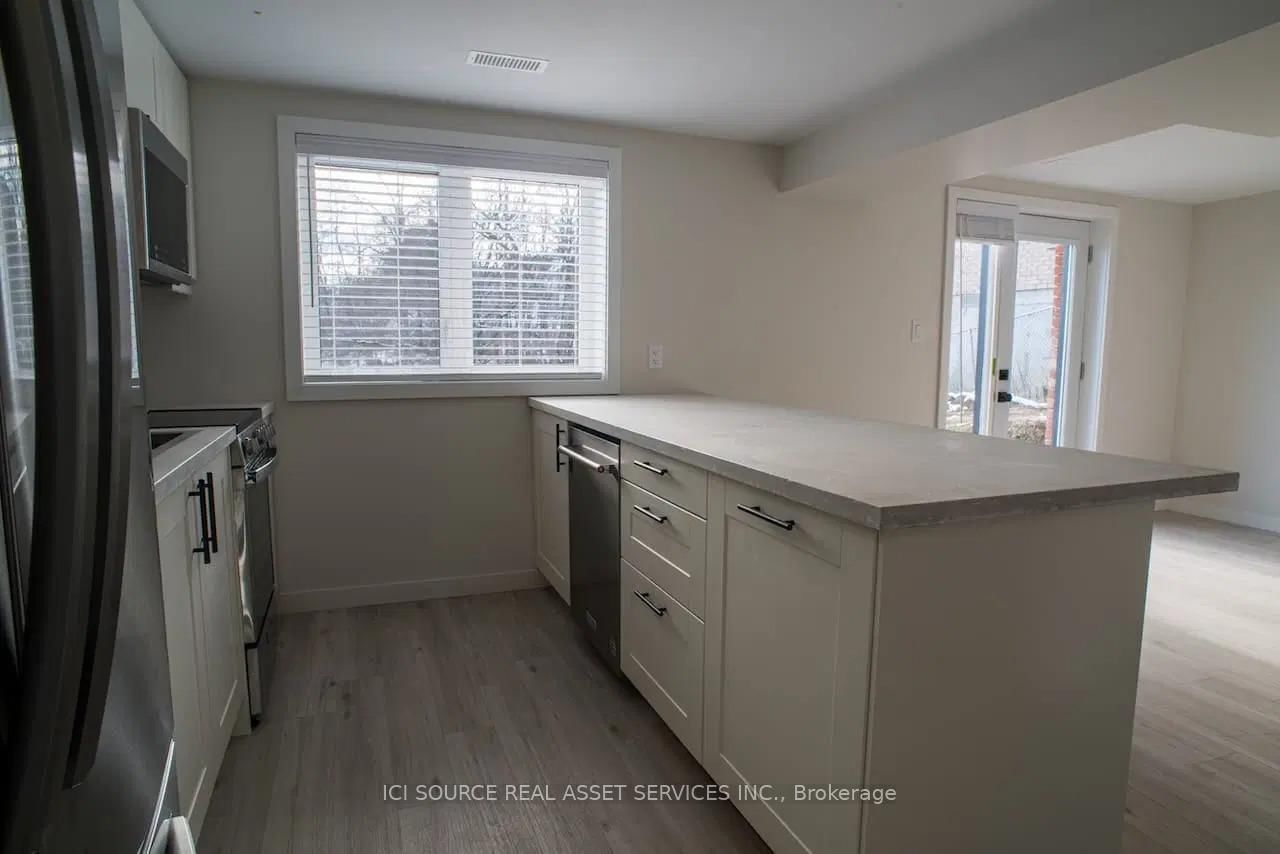 B - 200 John Street W, Bradford West Gwillimbury 3