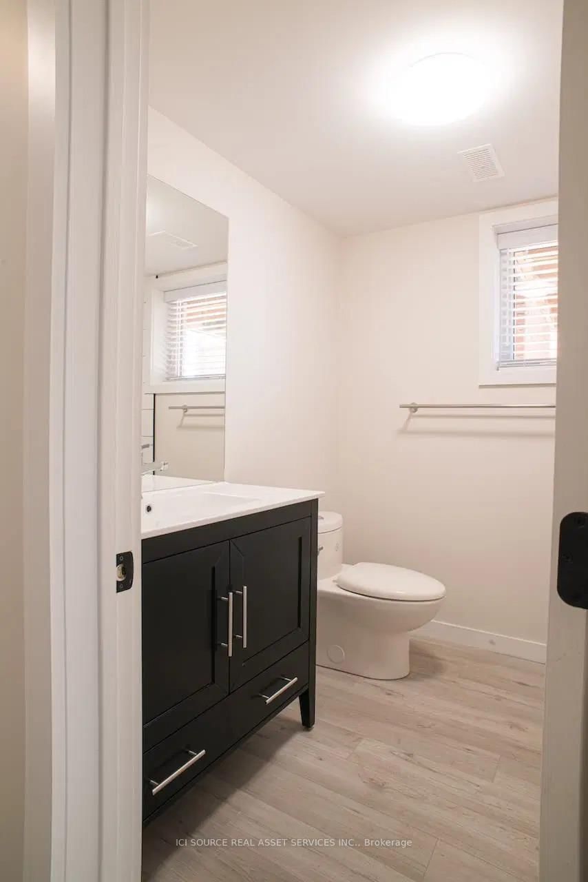B - 200 John Street W, Bradford West Gwillimbury 5