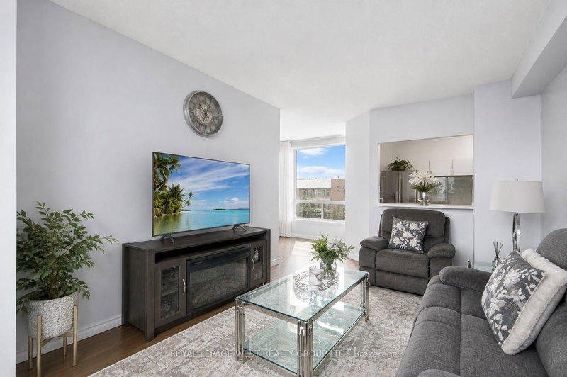 805 - 326 Major Mackenzie Dr E, Richmond Hill, L4C 8T4 | Image 2