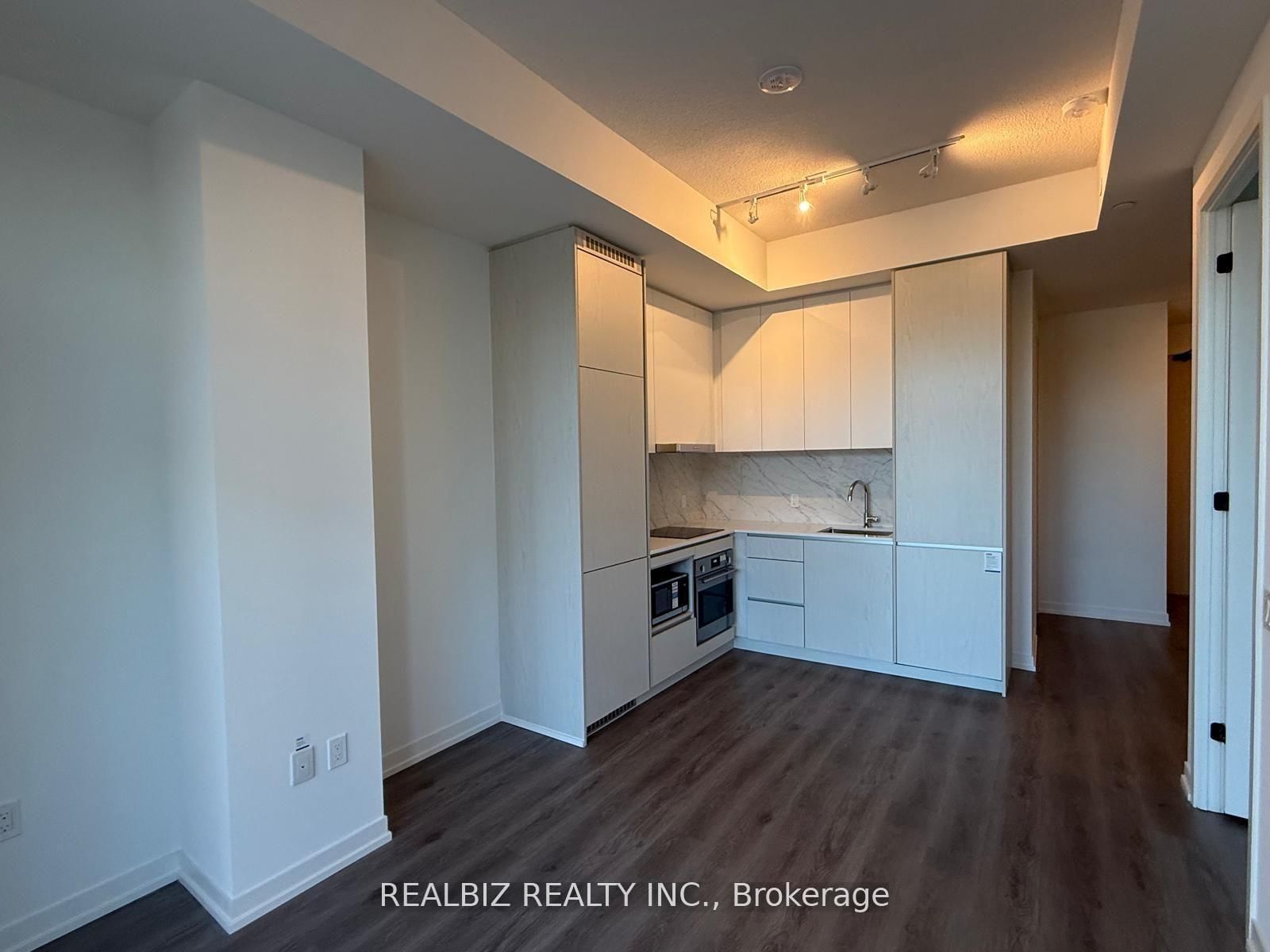 28 Interchange Way W, Unit 105 - Photo 4