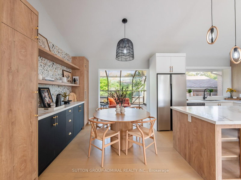 393 Paliser Cres S, Richmond Hill, L4C 1S2 | Image 2