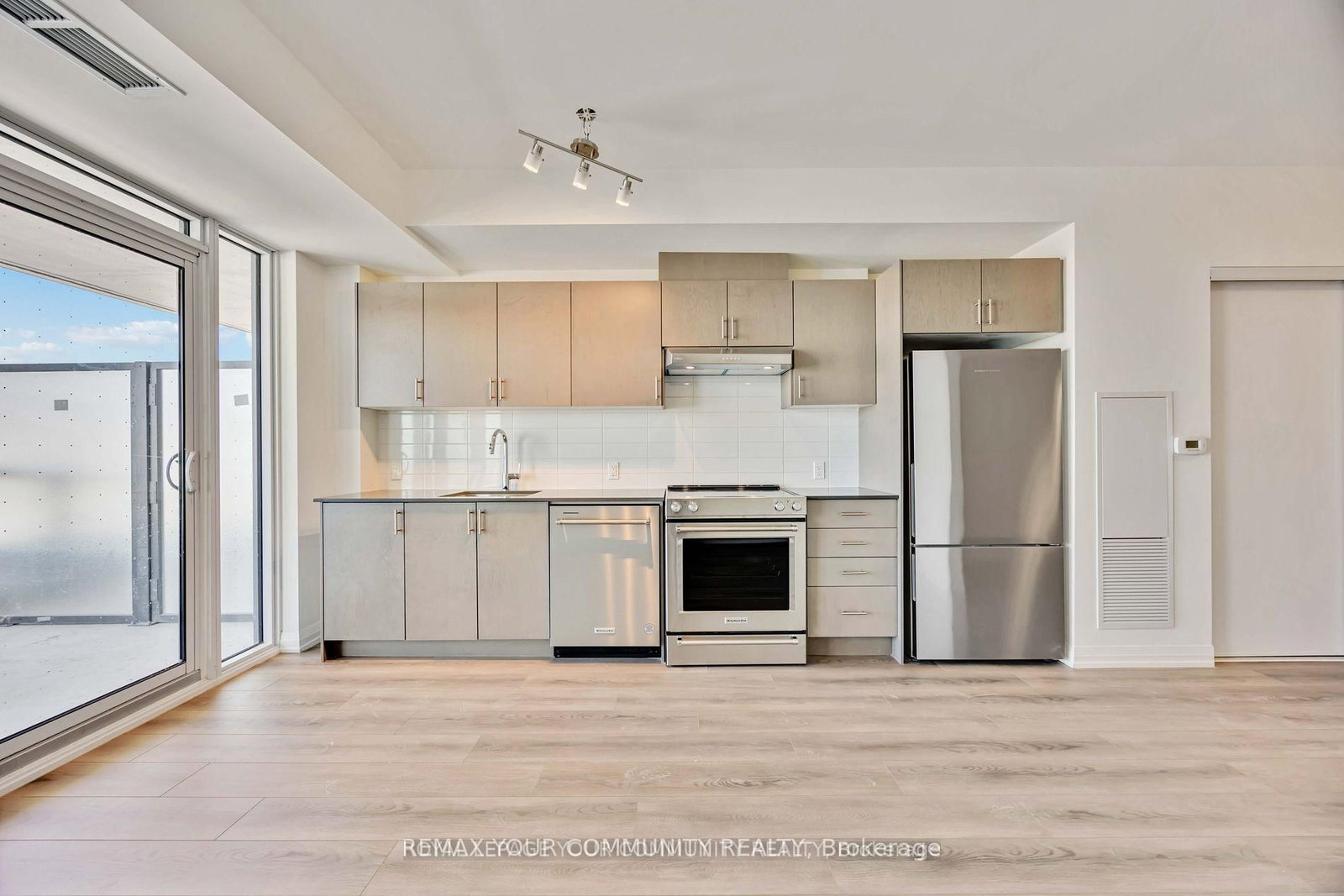 8960 Jane Street, Unit 429 - Photo 14