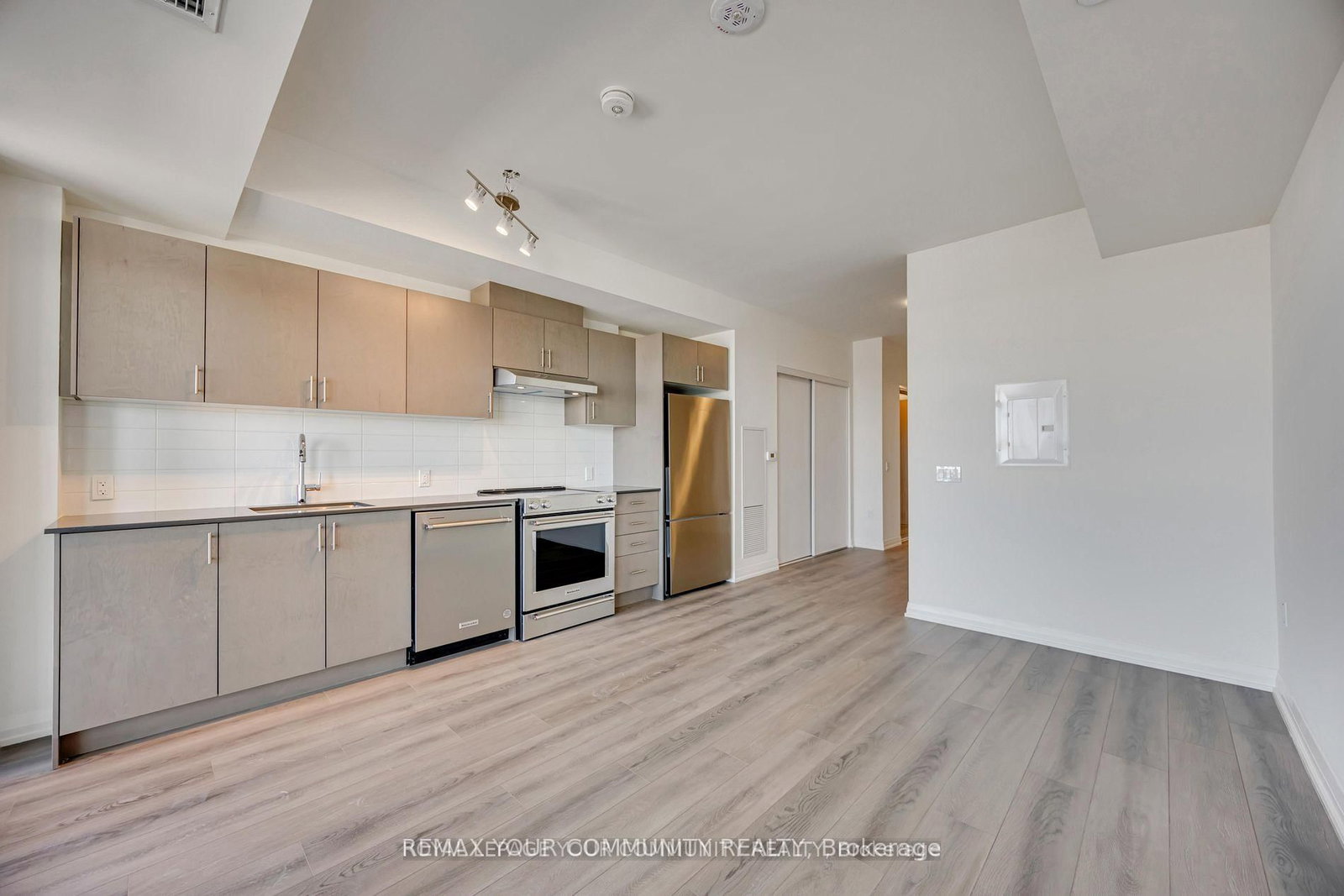 8960 Jane Street, Unit 429 - Photo 16