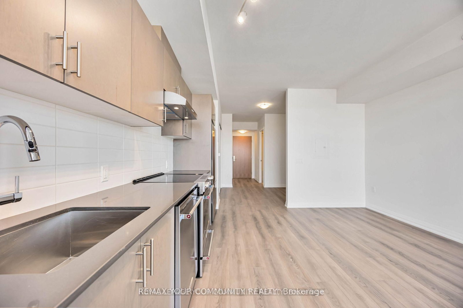8960 Jane Street, Unit 429 - Photo 18