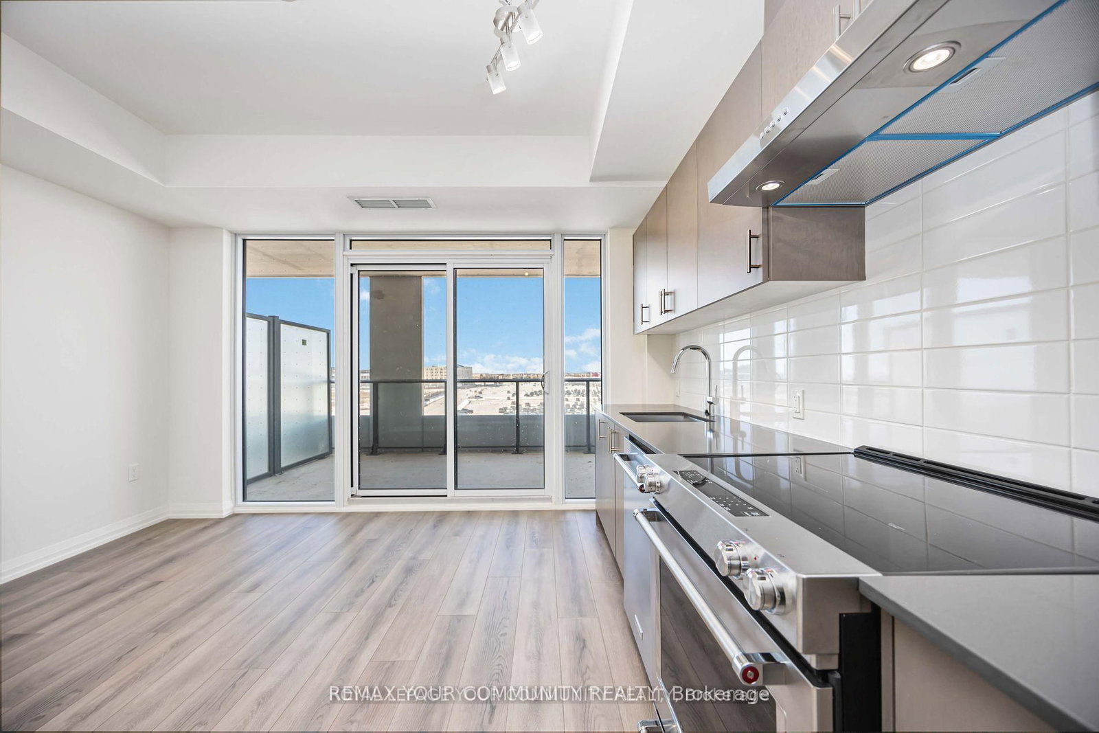 8960 Jane Street, Unit 429 - Photo 20