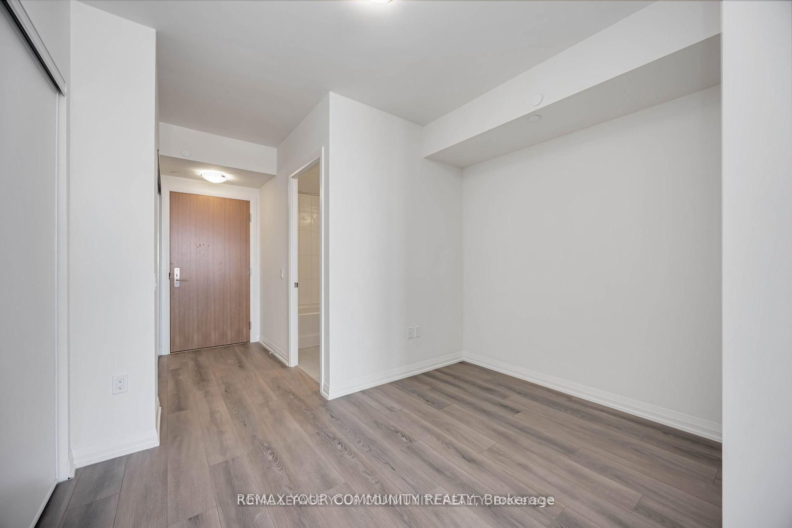 8960 Jane Street, Unit 429 - Photo 4