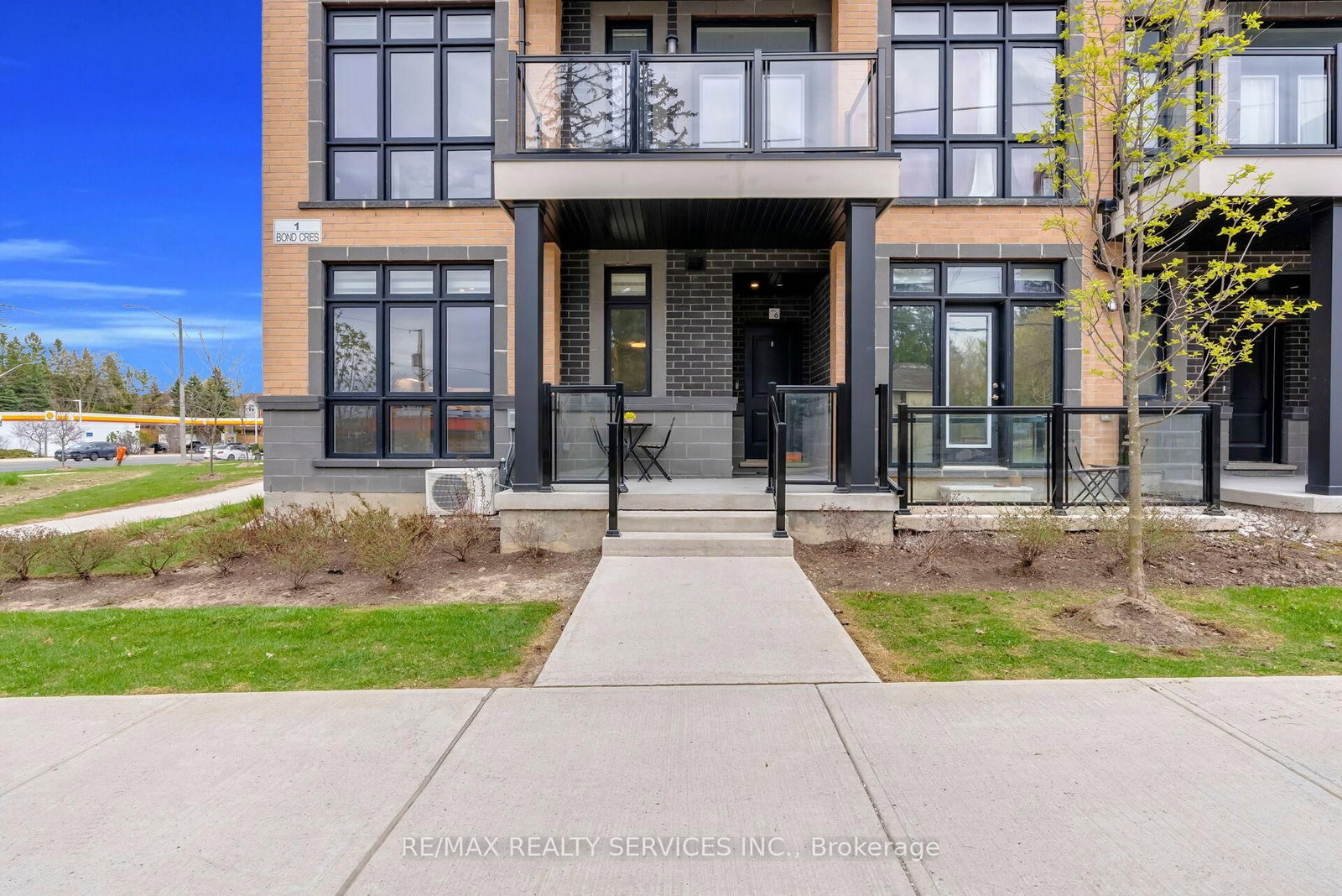 1 Bond Crescent, Unit 5 - Photo 4