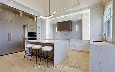 5-bed Detached House · 152 Olde Bayview Ave