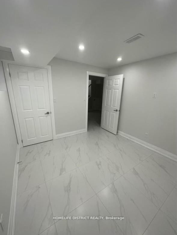 51 Sharpe Cres photo 5