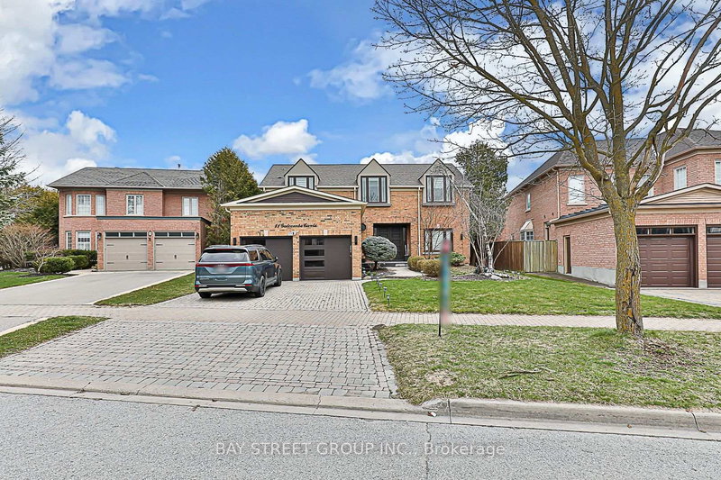 11 Gatcombe Circ, Richmond Hill, L4C 9P4 | Image 2