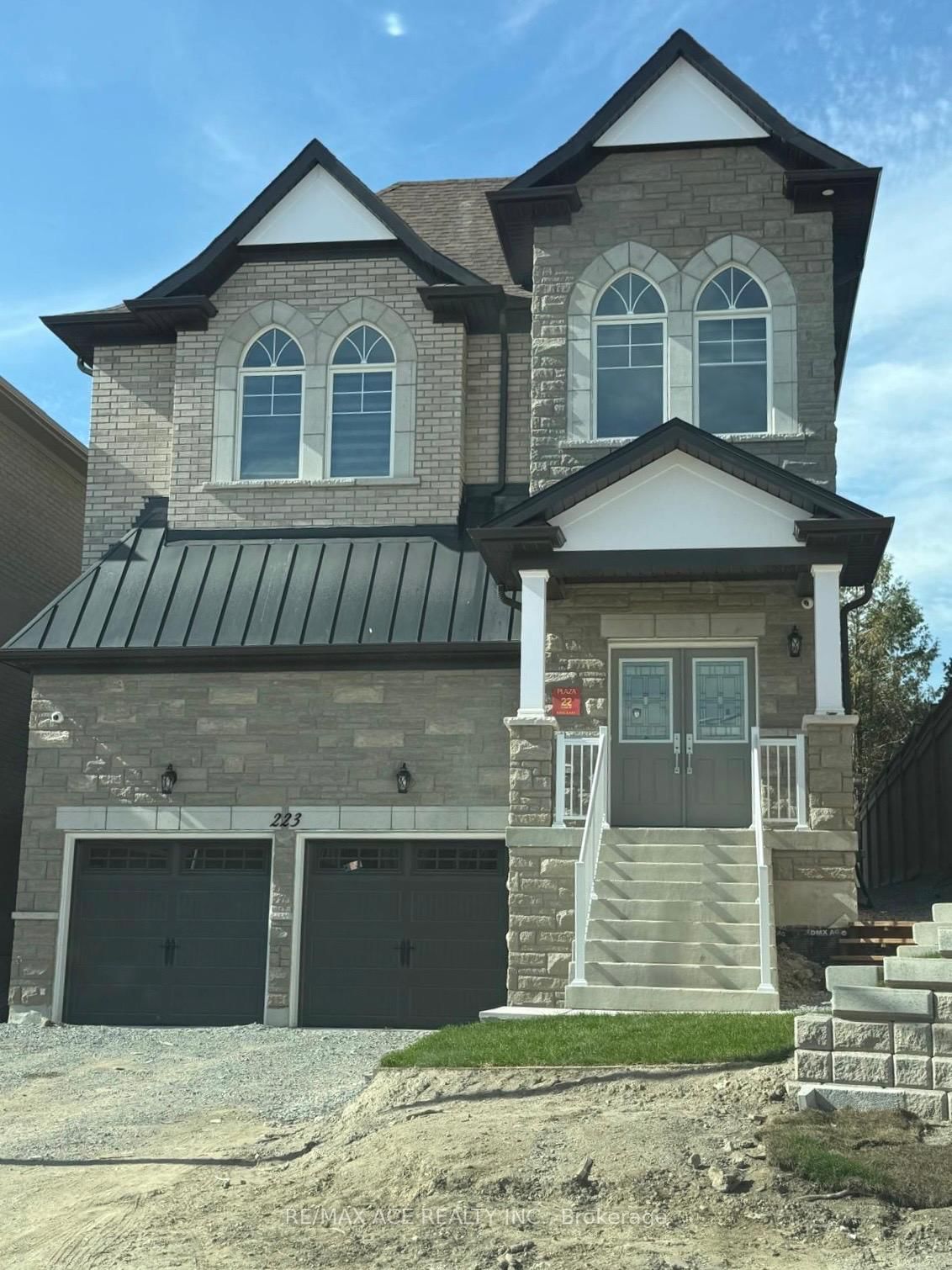223 Seguin Street, Unit Room