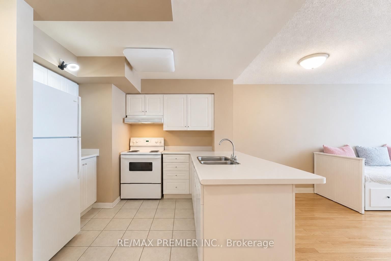 19 Northern Heights Drive, Unit 504 - Photo 2