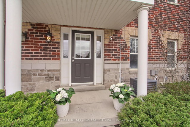 5 - 10 Porter Avenue W