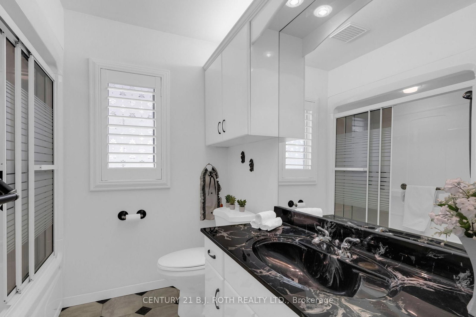 2165 Victoria Street - Photo 18