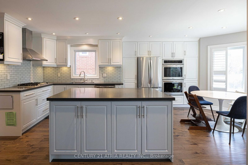 35 Versailles Crt, Richmond Hill, Ontario
