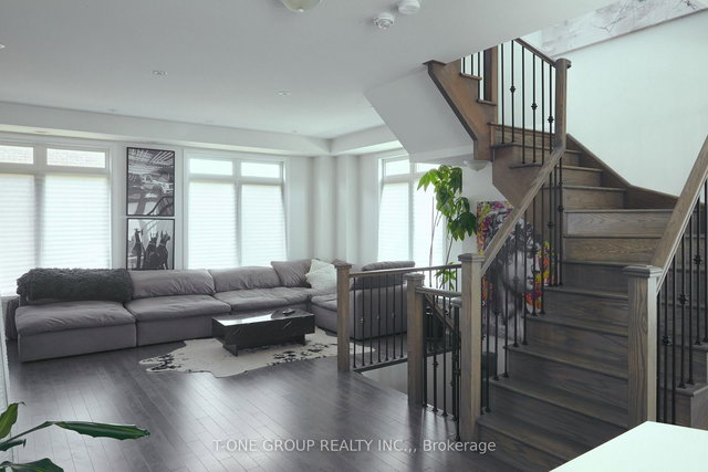 133 Moneypenny Place N