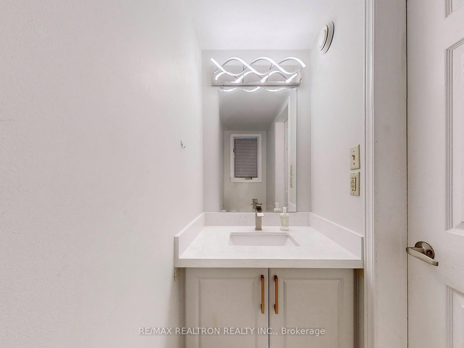 8 Estoril Street, Unit Upper - Photo 10