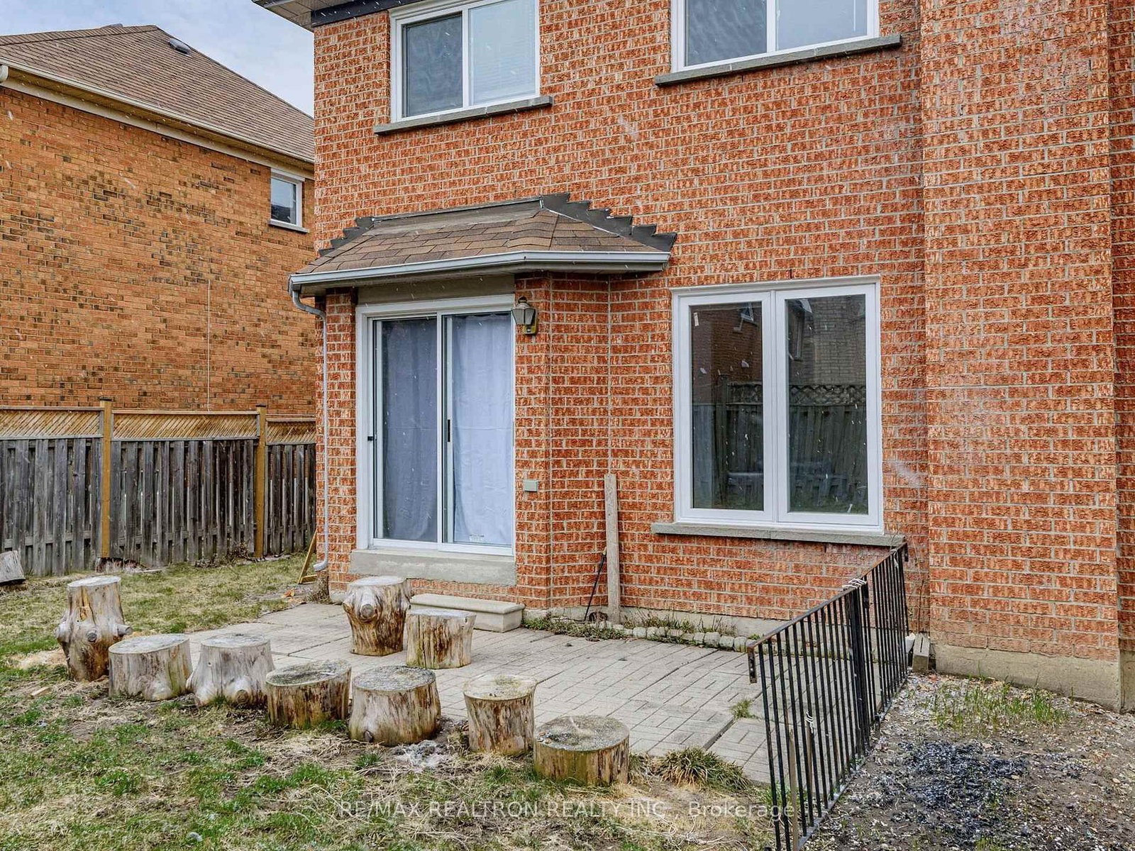 8 Estoril Street, Unit Upper - Photo 16