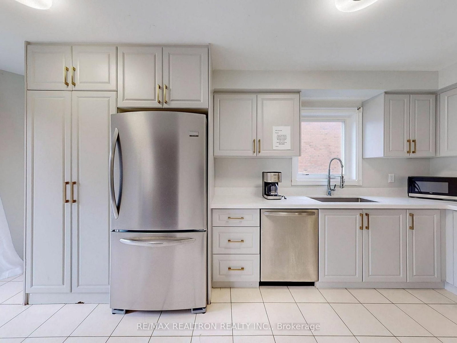 8 Estoril Street, Unit Upper - Photo 27