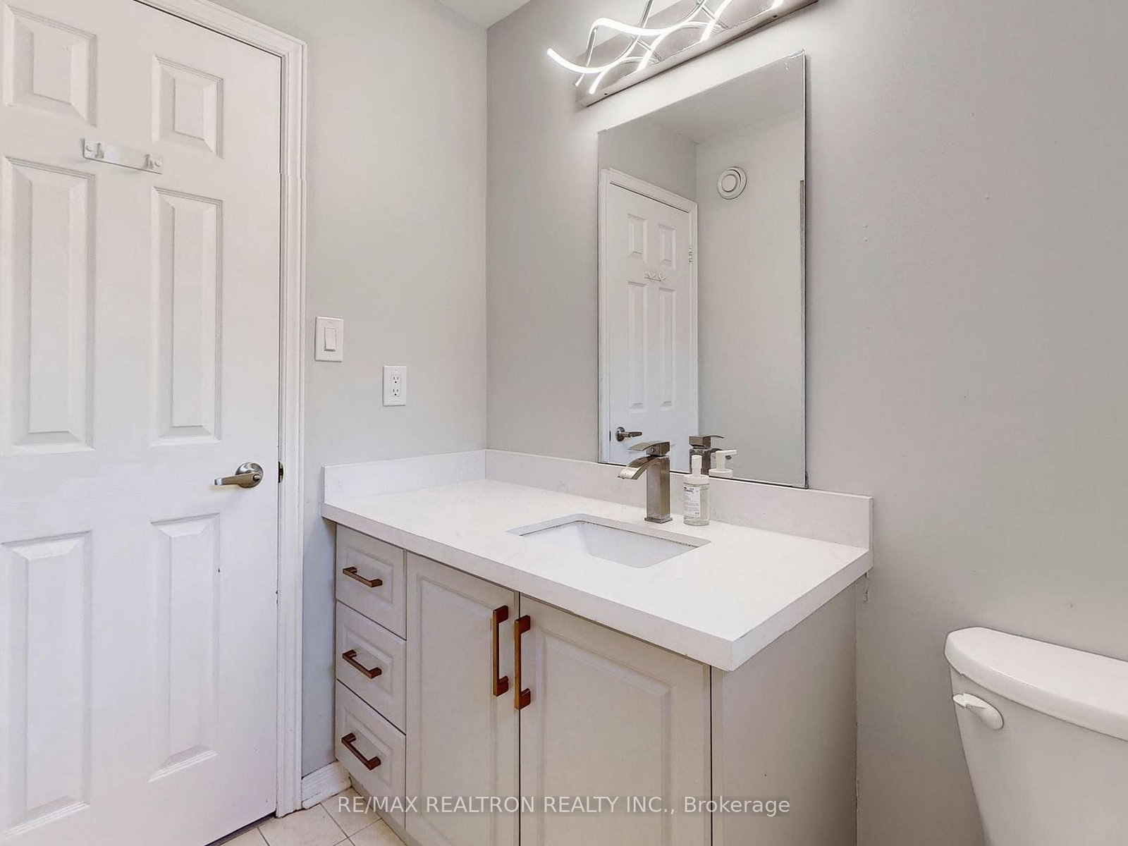8 Estoril Street, Unit Upper - Photo 30