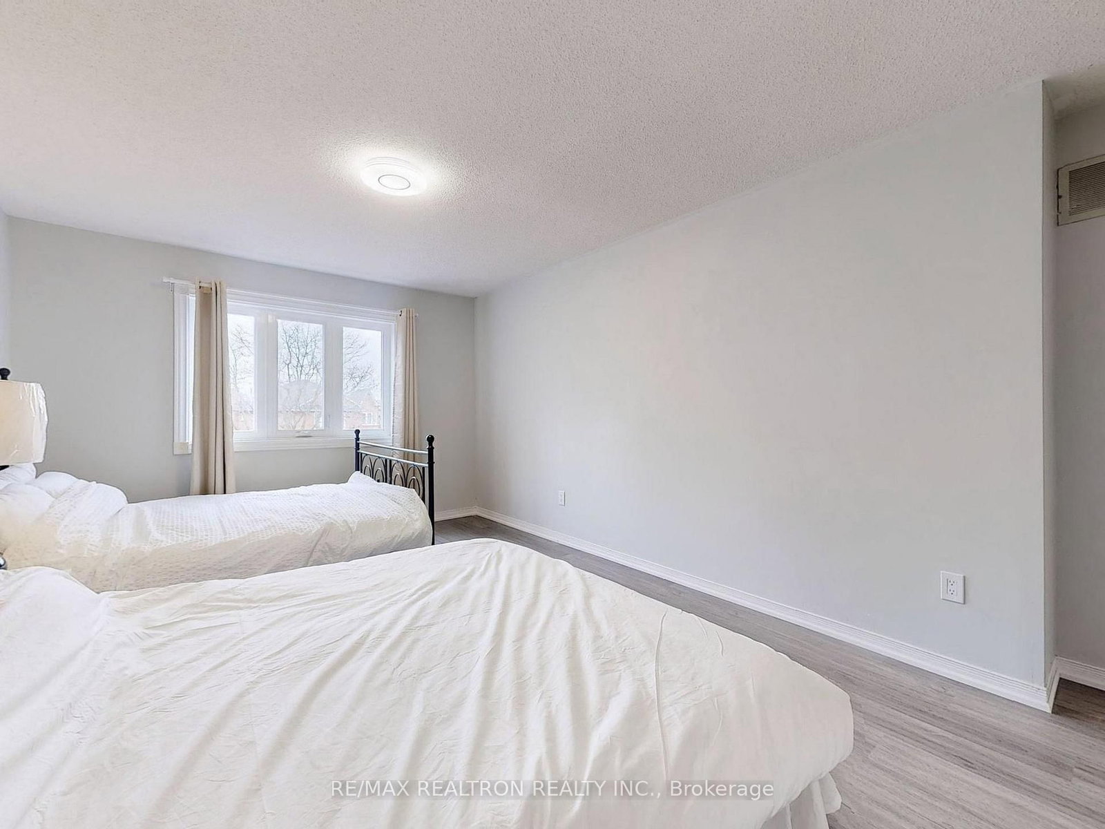 8 Estoril Street, Unit Upper - Photo 32