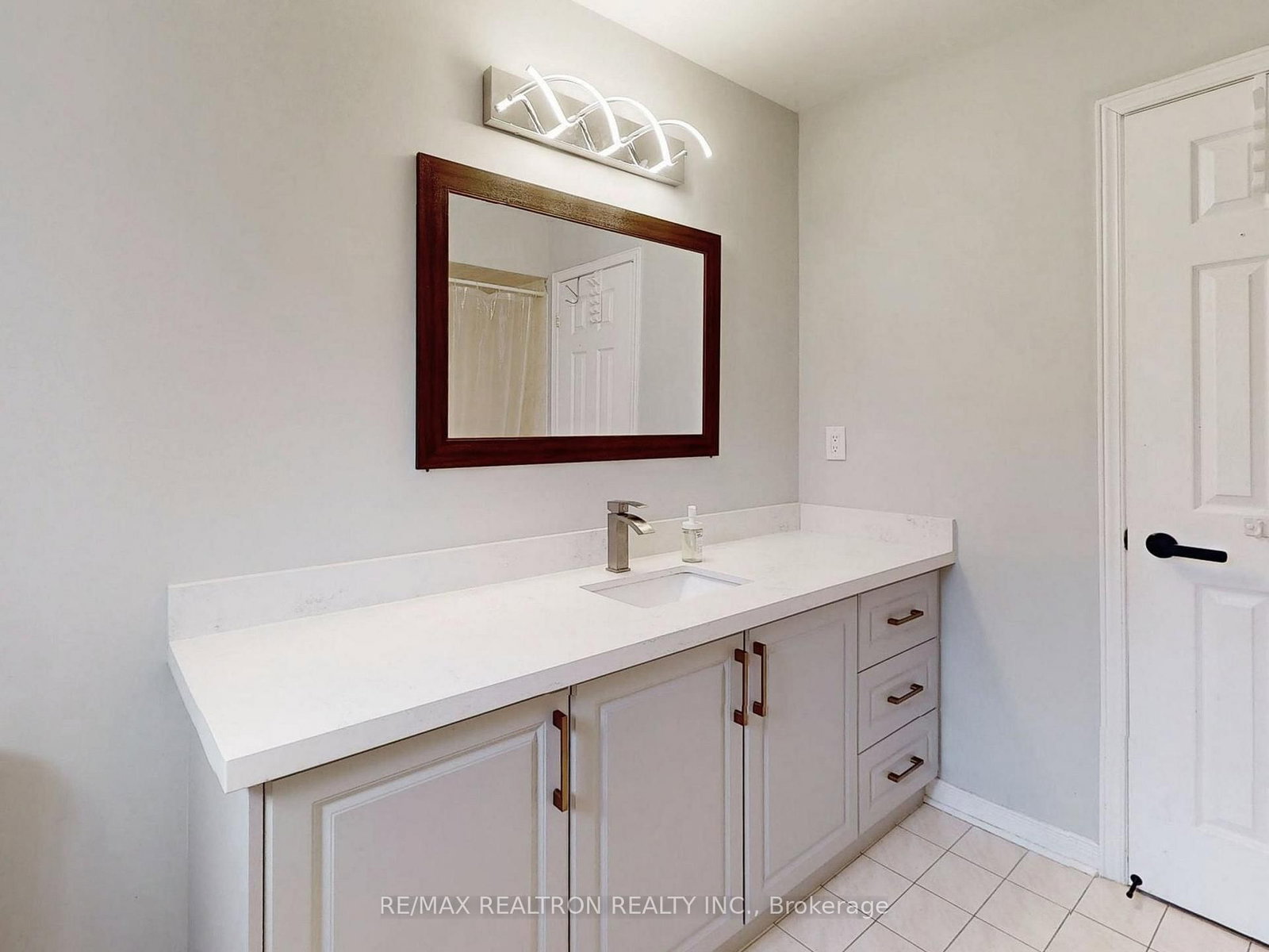 8 Estoril Street, Unit Upper - Photo 34