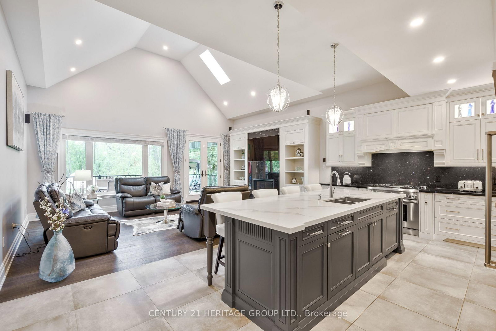 1894 Simcoe Boulevard • Innisfil, ON photo 2