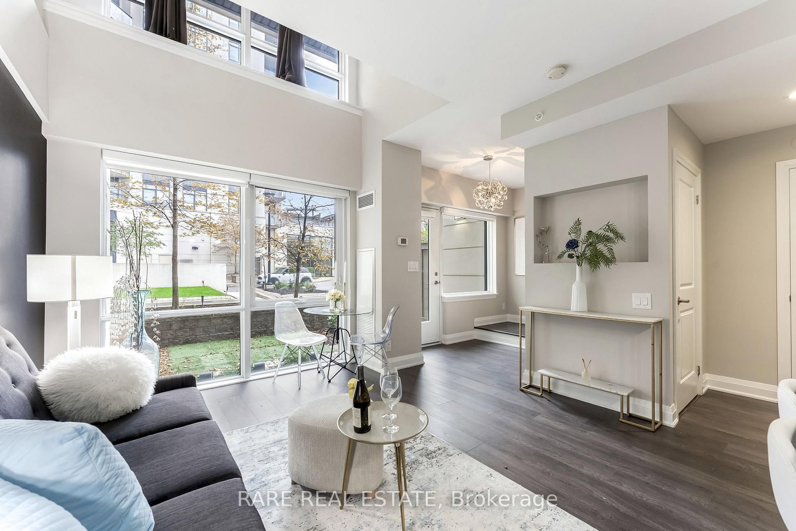 24 WOODSTREAM Boulevard