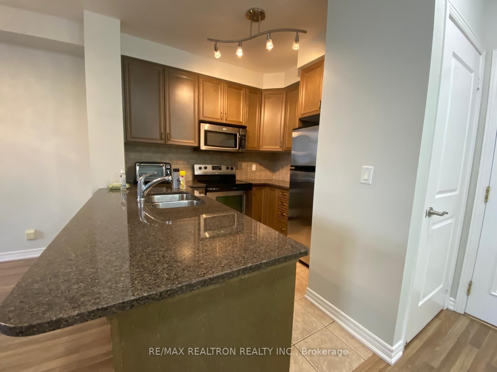 9225 Jane Street, Unit 1606 - Photo 5
