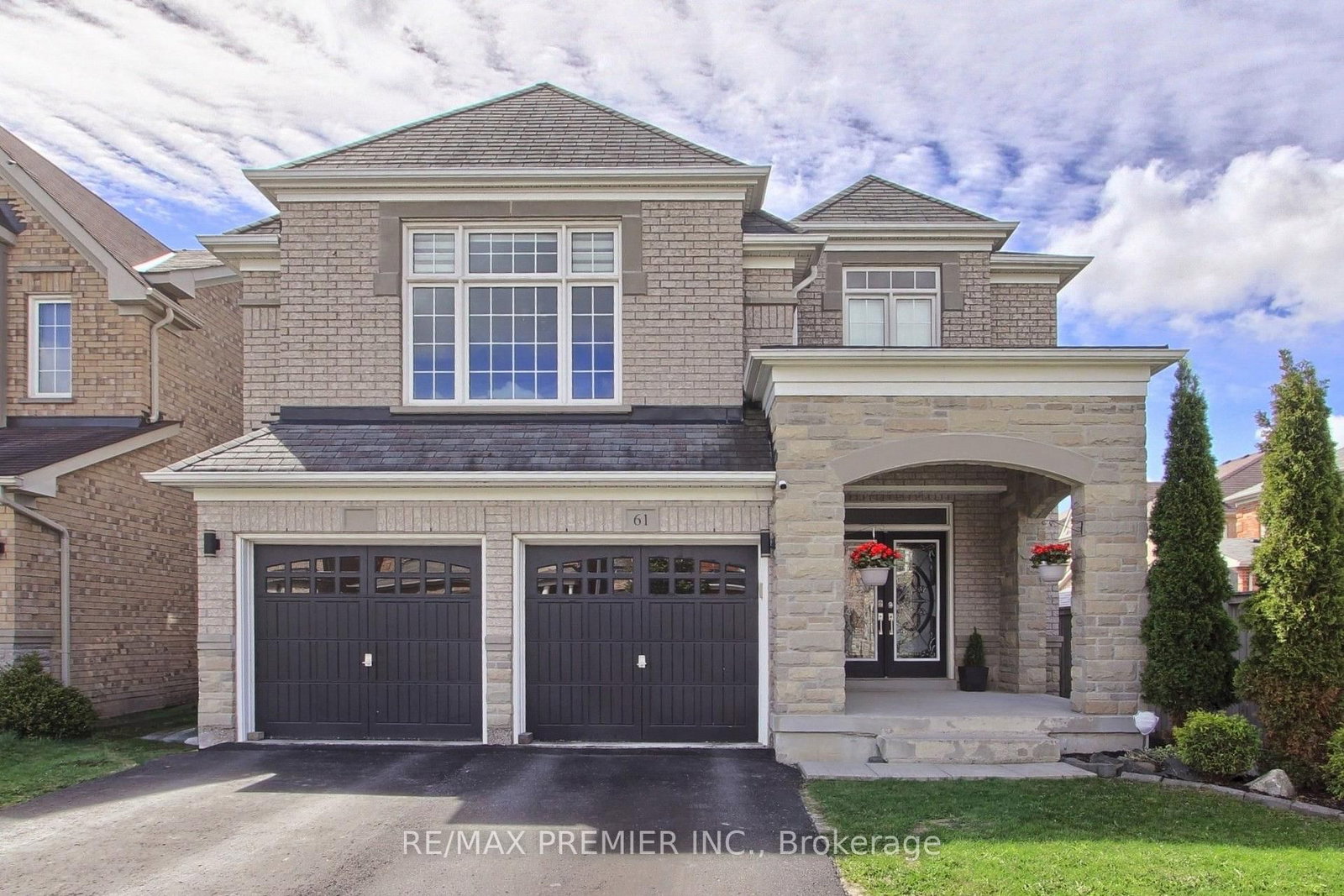 61 Tigertail Crescent • Bradford West Gwillimbury, ON photo 2