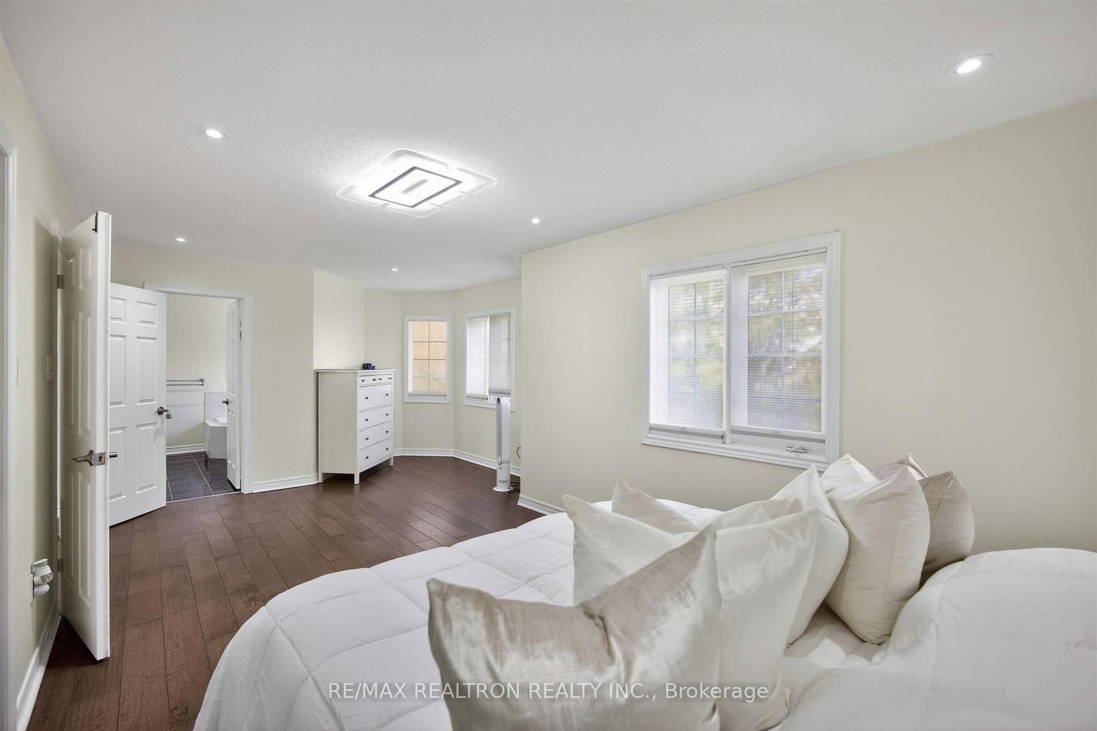 5 Yvonne Place - Photo 32